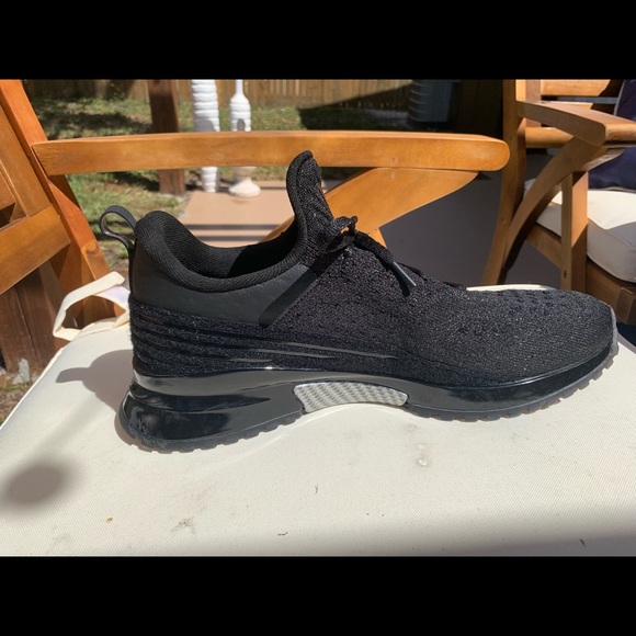 Louis Vuitton - Picture 3 of 3